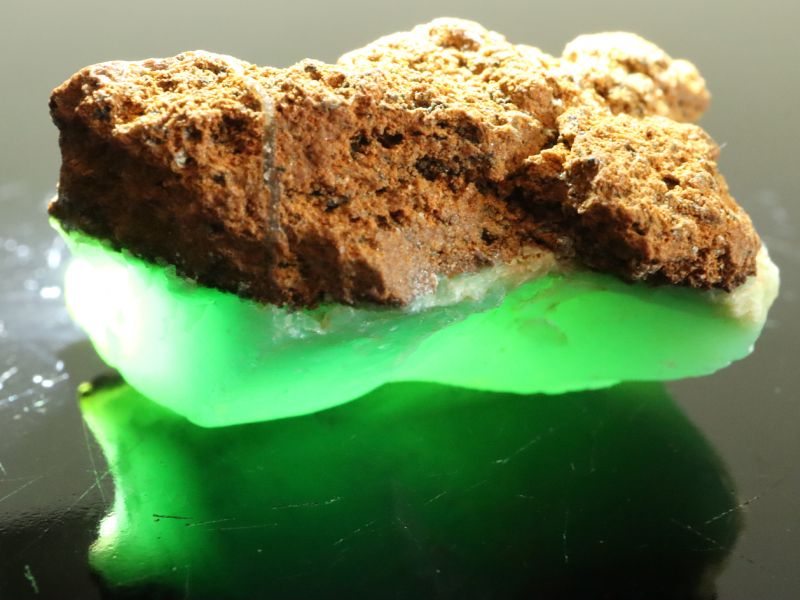 Chryzopras / Chrysopras / Chryzopas - zelený drahý kámen, minerál, nerost, drahokam, polodrahokam, prodej, cena, nabídka