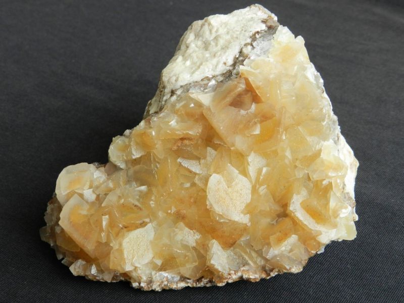 kalcit-kamen-mineral-nerost-druza-prodej-cena