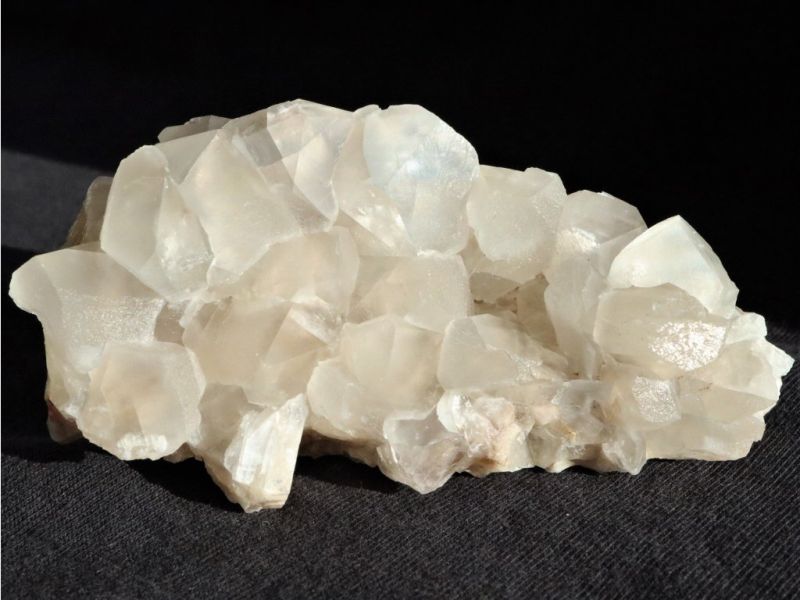 Kalcit - minerál - drahý kámen - drahokam - polodrahokam