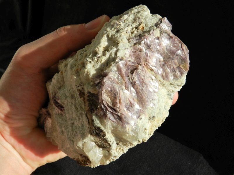 Lepidolit - drahý kámen, minerál, drahokam, polodrahokam
