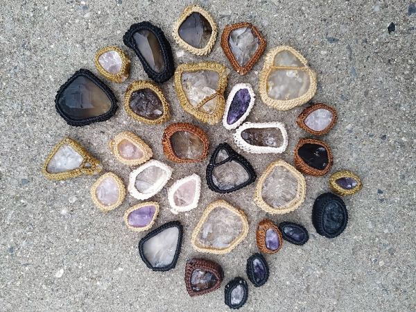 Přírodní drahé léčivé kameny a minerály do macramé náhrdelníků a náramků