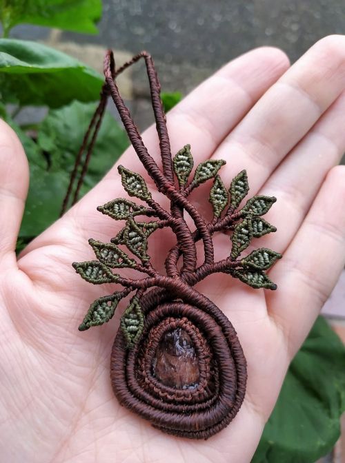 Macramé náhrdelník - strom s českou přírodní surovou záhnědou z Vysočiny