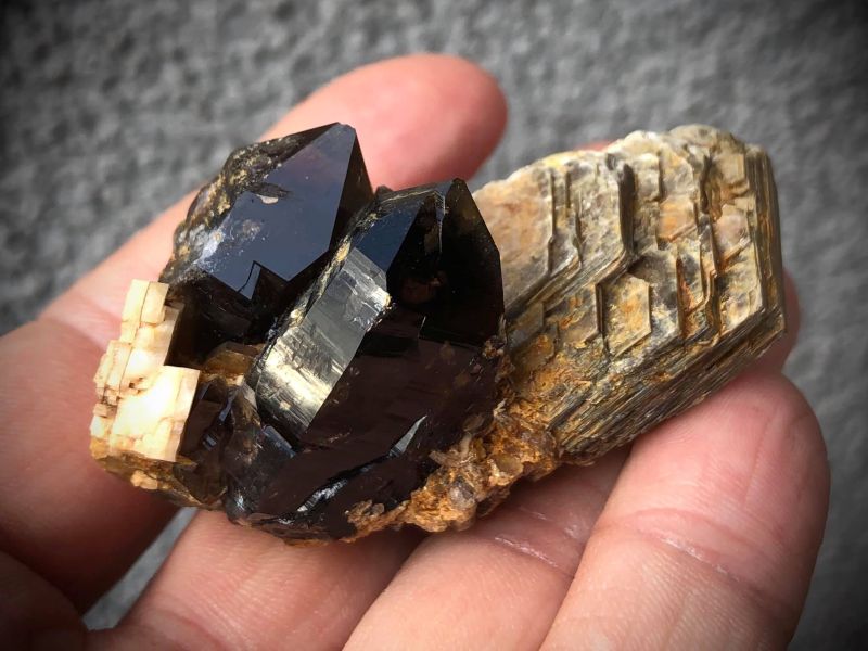 Pravý přírodní morion - surový kámen - temná až černá  záhněda - minerál z ČR (Vysočina, Morava), prodej, cena krystalů