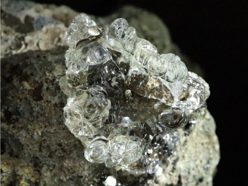 Skelný opál - hyalit - Valeč - čirý, průsvitný, průzračný opál - přírodní drahý kámen, surový minerál, nerost, polodrahokam, krystal
