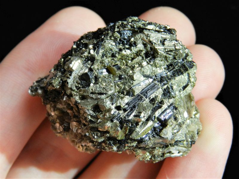 Minerál pyrit s turmalínem - český drahý kámen - vznik, výskyt a použití minerálu