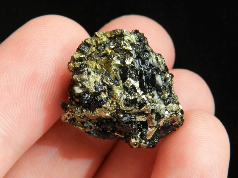 Kámen pyrit, též označovaný jako kočičí zlato - český minerál / nerost
